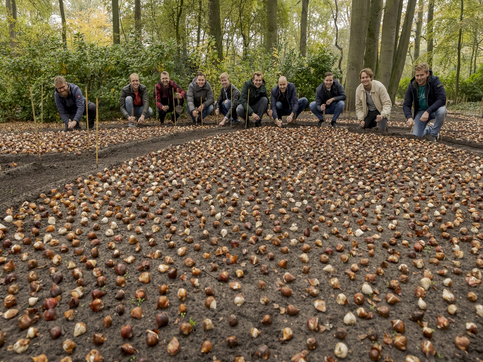 Bollenjongens-planten-hun-eigen-tuin-in-Keukenhof