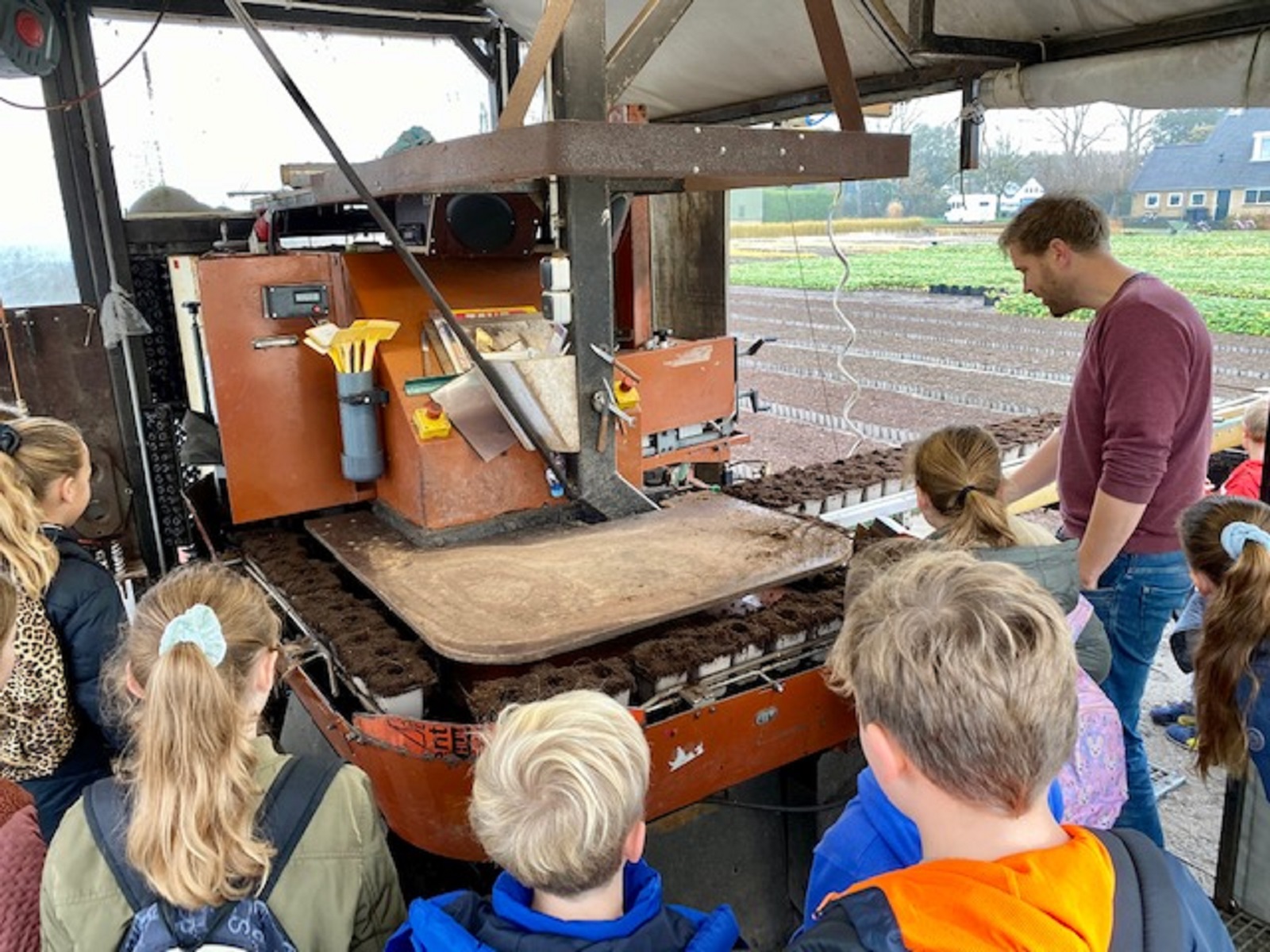Kinderen-bezoeken-vaste-planten-kwerker