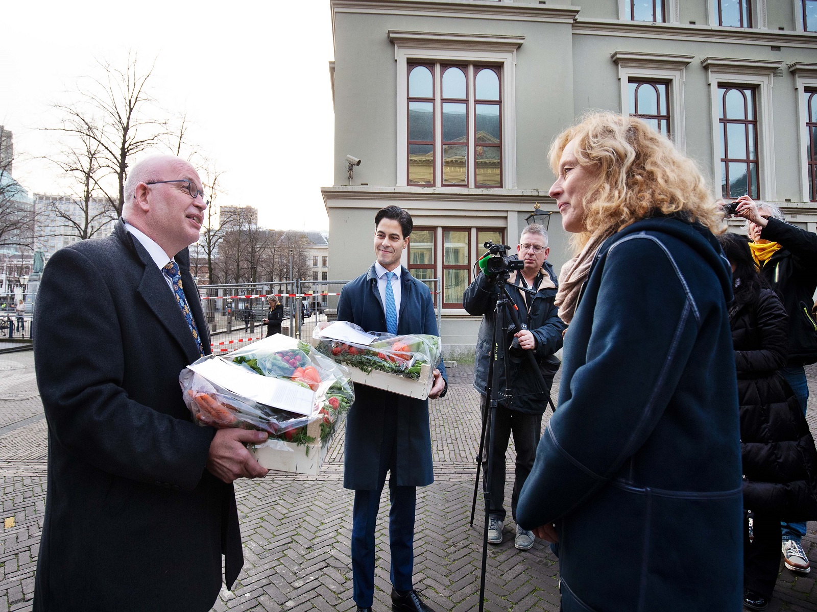 Adri-Bom-Lemstra-overhandigde-brandbrief-en-gezondheid-aan-de-ministers -Staghouwer-en-Jetten