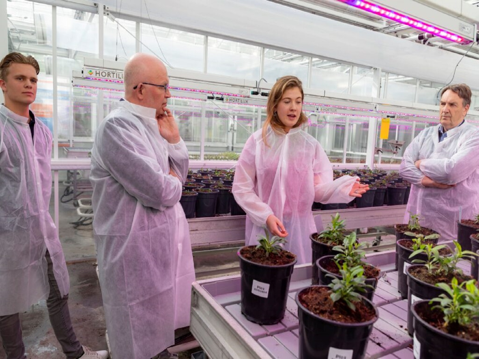 Minister-Staghouwer-op-bezoek-bij-de-Nederlandse-tuinbouw-