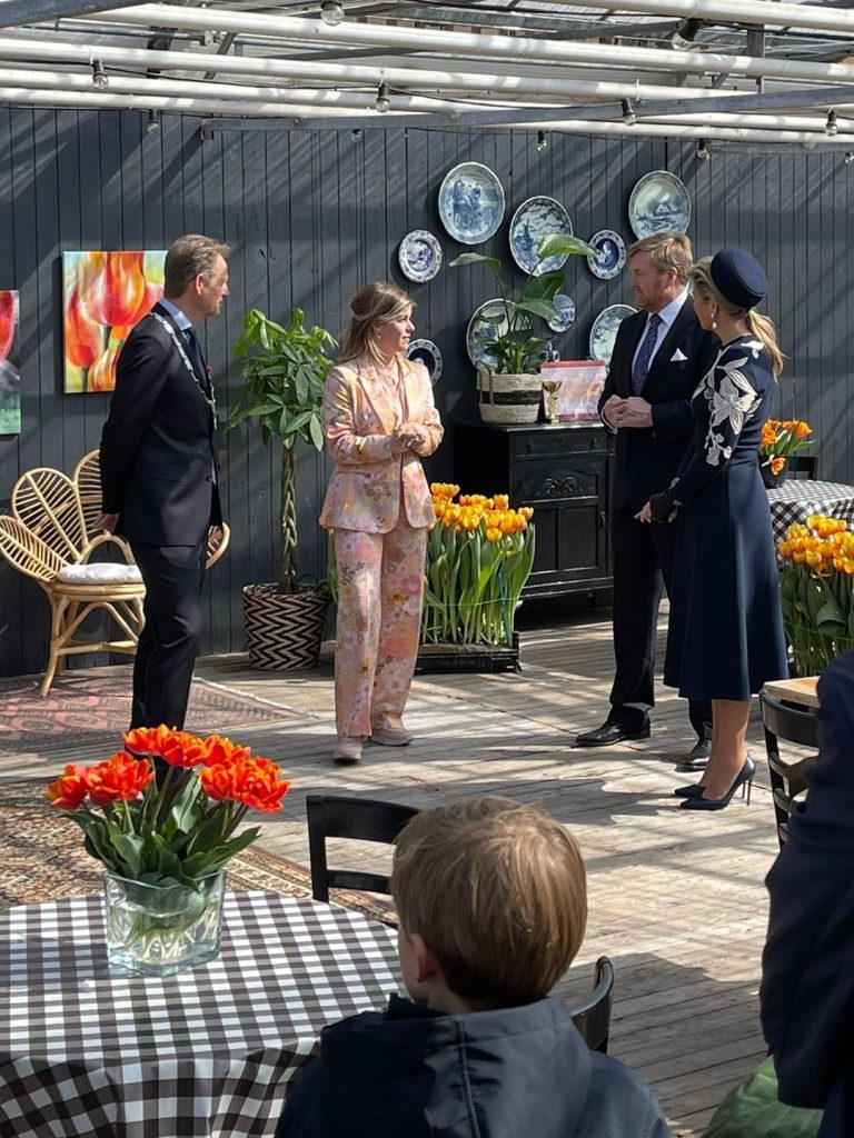 koninklijk-huis-bezoekt-wfleenen-en-tulip-barn-hillegom-voorhout-greenport