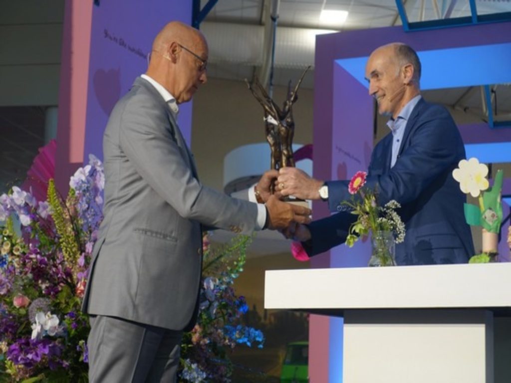 Op woensdagmiddag 17 mei jl. heeft Henk Westerhof, voorzitter van Royal Anthos, de Emanuel Sweertsprijs in ontvangst genomen. Hij kreeg de prijs tijdens zijn afscheidsbijeenkomst in het Oranje Nassau Paviljoen van Keukenhof in Lisse uit handen van zijn opvolger Mark-Jan Terwindt. Sinds de prijs in 1990 in het leven is geroepen, is deze pas zes keer eerder uitgereikt.