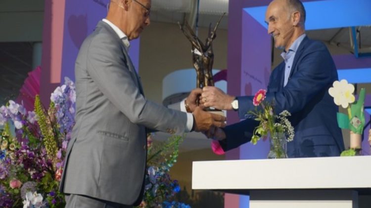 Op woensdagmiddag 17 mei jl. heeft Henk Westerhof, voorzitter van Royal Anthos, de Emanuel Sweertsprijs in ontvangst genomen. Hij kreeg de prijs tijdens zijn afscheidsbijeenkomst in het Oranje Nassau Paviljoen van Keukenhof in Lisse uit handen van zijn opvolger Mark-Jan Terwindt. Sinds de prijs in 1990 in het leven is geroepen, is deze pas zes keer eerder uitgereikt.