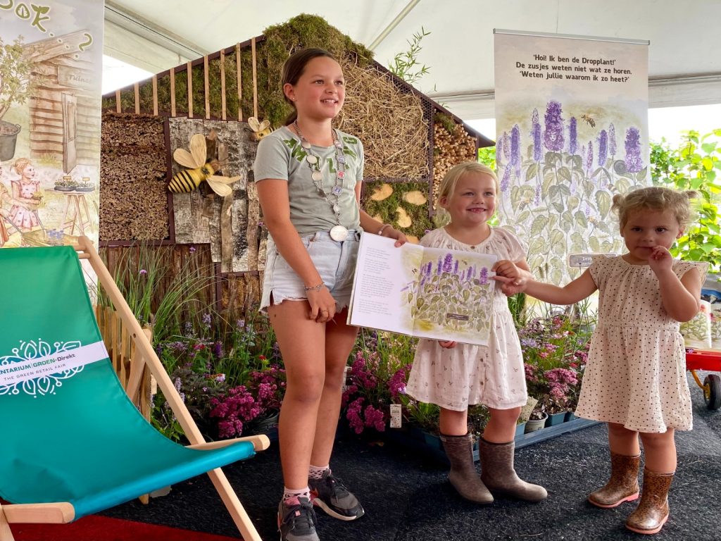 Overhandiging-kinderboek-perennial-power-kinderburgemeester-greenport