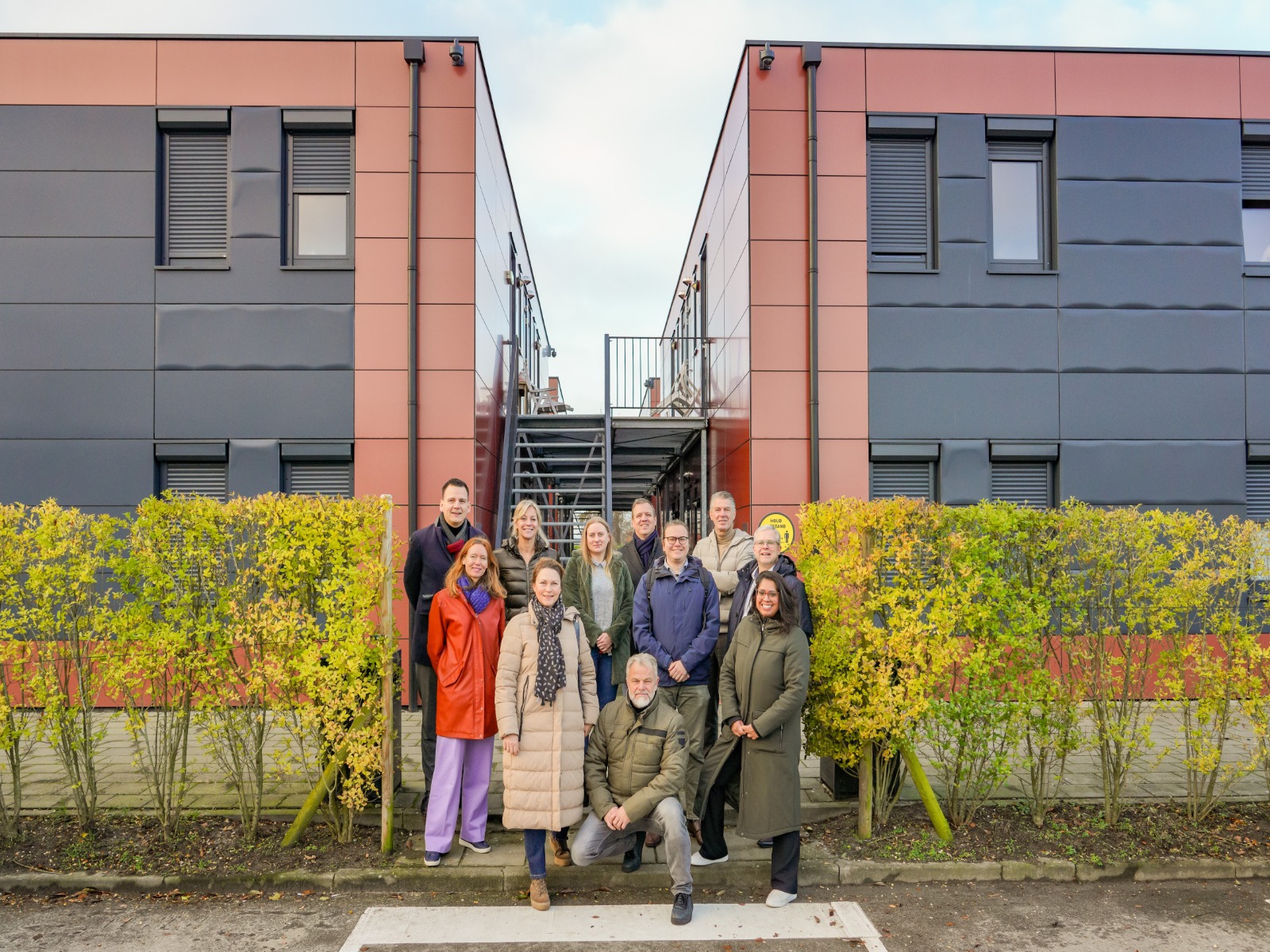 Groepsfoto-bezoek-gedeputeerde-katwijkerbroek-internationale-medewerkers-greenport