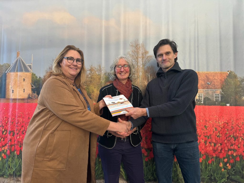 Uitreiking-eerste-exemplaar-boek-'Bemesting-in-bloembollenteelt-mechanisatie-greenport