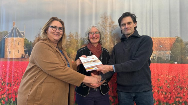 Uitreiking-eerste-exemplaar-boek-'Bemesting-in-bloembollenteelt-mechanisatie-greenport