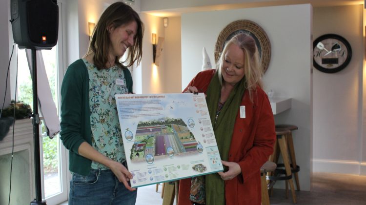 Uitreiking-poster-biodiversiteit-living-lab-b7-telers-greenport-kavb