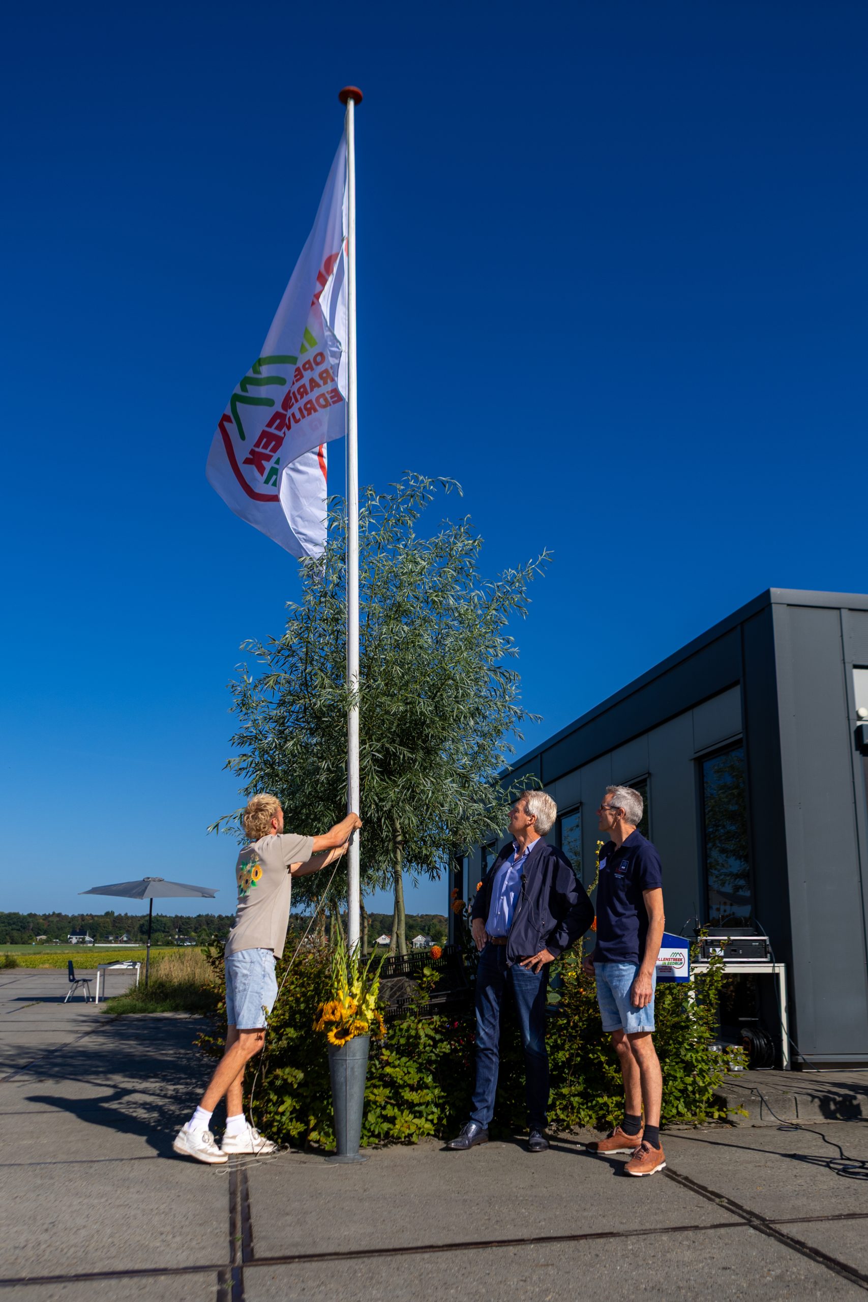 bollenstreek_in_bedrijf_opening_vlag_hijsen_08_08_26